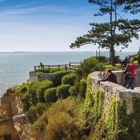 Apartmán T3 Authentique Avec Terrasse Et Parking Prive Royan
